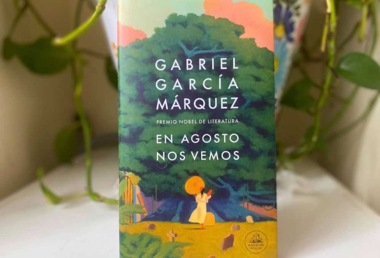 Portada del libro 'En agosto nos vemos', una obra de Gabriel Garc&iacute;a M&aacute;rquez, que aborda temas de amor y relaciones humanas con su estilo &uacute;nico de realismo m&aacute;gico.