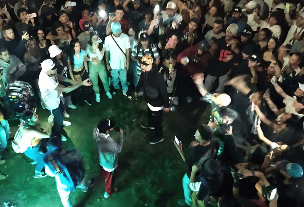 Evento cannábico en la 4 Sur, Medellín: un lugar donde se comparten experiencias, se consume marihuana y se realizan actividades artísticas. Este espacio se ha convertido en un punto cultural importante, fusionando arte urbano, música y libertad de expresión, creando un ambiente alternativo lleno de creatividad.
