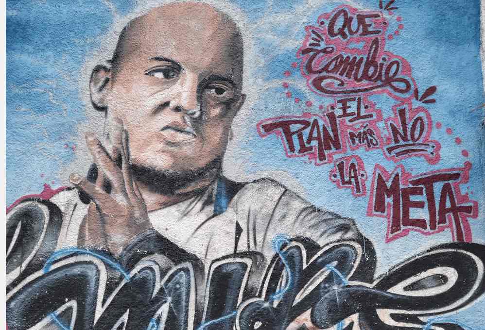 Grafiti realizado por jóvenes de Medellín en el Puente de la 4 Sur, un lugar donde se reúnen para consumir marihuana y compartir experiencias. Este espacio se ha convertido también en un punto de expresión cultural y artística.