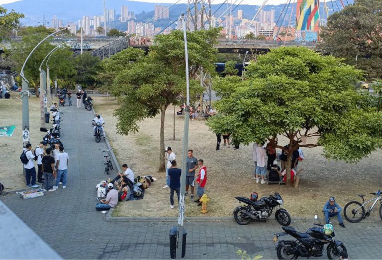 Vista panor&aacute;mica del Puente de la 4 Sur, en Medell&iacute;n, donde personas se re&uacute;nen para consumir marihuana y compartir experiencias. Este espacio tambi&eacute;n es un punto de expresi&oacute;n cultural y art&iacute;stica.
