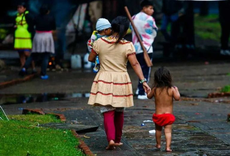 Una de las comunidades que registra m&aacute;s desplazamiento forzado es la ind&iacute;gena y campesina, a causa de la violencia armada entre los grupos ilegales en Colombia.