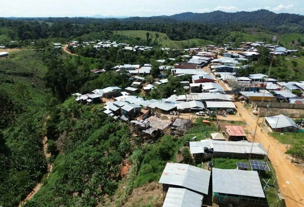 En la Vereda Altos de Manila, ubicada en Segovia, el desplazamiento forzado se ha convertido en uno de los hechos más recurrentes a causa de la violencia que azota el Nordeste antioqueño. Esta región, marcada por enfrentamientos armados y amenazas, ha sido testigo de la constante migración forzada de sus habitantes hacia zonas cercanas en busca de seguridad y protección. La situación refleja la grave crisis humanitaria que afecta a muchas comunidades del área, donde la violencia genera un ciclo de desplazamiento constante.