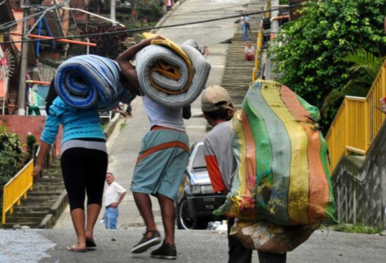 Habitantes de Medell&iacute;n abandonando sus hogares debido a la violencia de grupos al margen de la ley.