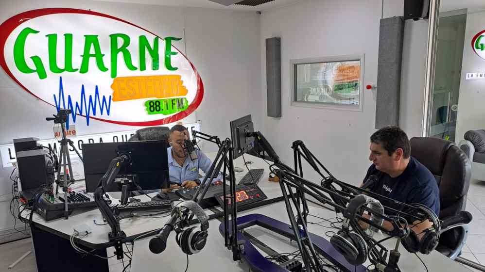 En una emisora comunitaria, dos hombres conducen un programa radial, compartiendo música e información de interés general, y brindando apoyo a las víctimas del conflicto armado en Guarne.