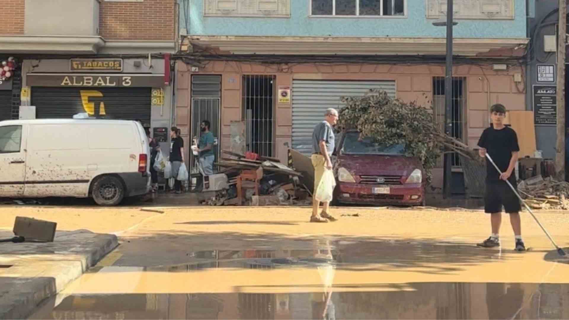 Varios residentes de la Comunidad Valenciana están extrayendo lodo y agua de sus hogares después de los daños causados por la DANA en España