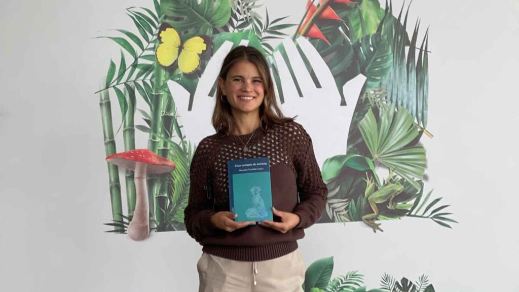 Alexandra Castrillón, rodeada de naturaleza, presenta su libro de cuentos para adultos titulado "Unos minutos de amnesia", una recopilación que aborda el desasosiego, la memoria y diversas culturas del mundo.