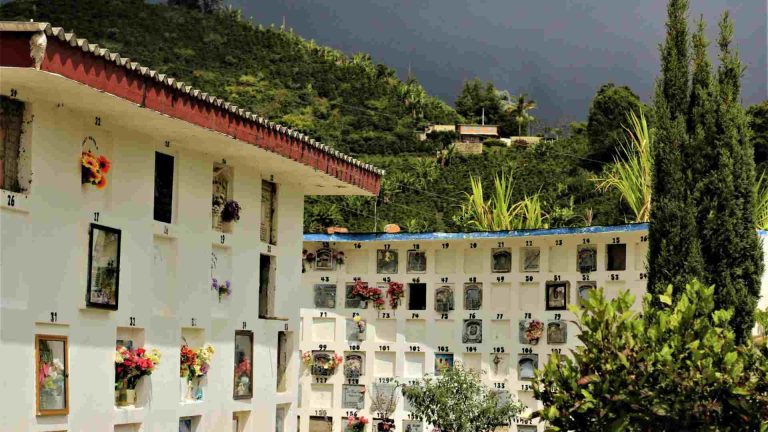 El Cementerio de Urrao, en Antioquia, alberga tumbas an&oacute;nimas de v&iacute;ctimas de desaparici&oacute;n forzada, rodeadas de jardines. Estas personas fueron inhumadas sin identificaci&oacute;n debido al conflicto armado. La intervenci&oacute;n de la UBPD ha permitido recuperar algunos cuerpos, ofreciendo a las familias la oportunidad de obtener respuestas y cerrar un doloroso cap&iacute;tulo de la historia de la regi&oacute;n.