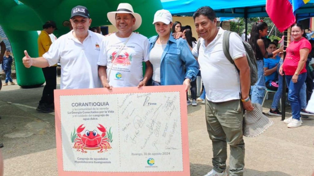 Un grupo de personas se fotografía en un evento ambiental en Ituango.