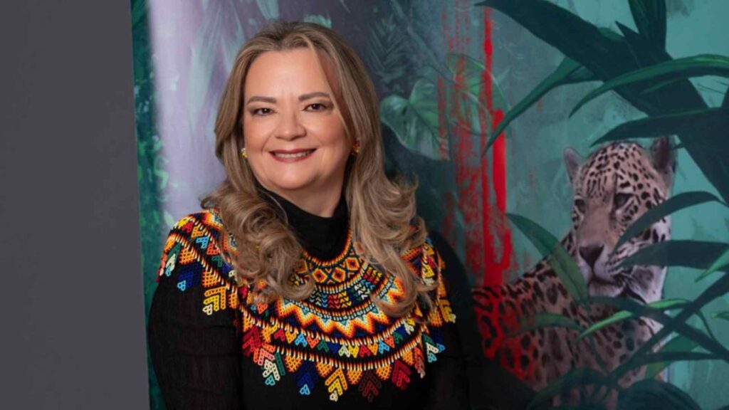 Fotograf&iacute;a de la escritora colombiana Carolina Poveda, autora de la novela La historia de Helena: La hija de sangre y selva.
