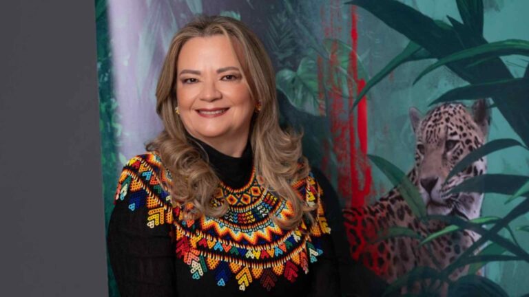Fotograf&iacute;a de la escritora colombiana Carolina Poveda, autora de la novela La historia de Helena: La hija de sangre y selva.