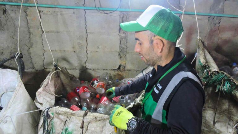 Recicladores en Medell&iacute;n clasificando residuos s&oacute;lidos