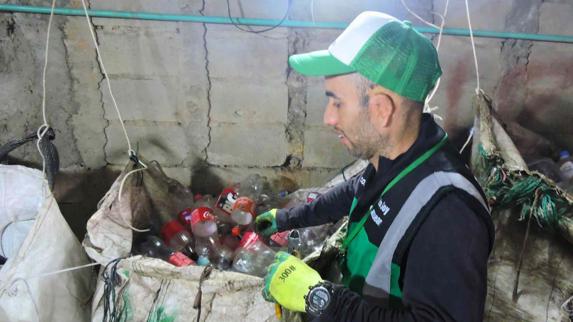Recicladores en Medellín clasificando residuos sólidos