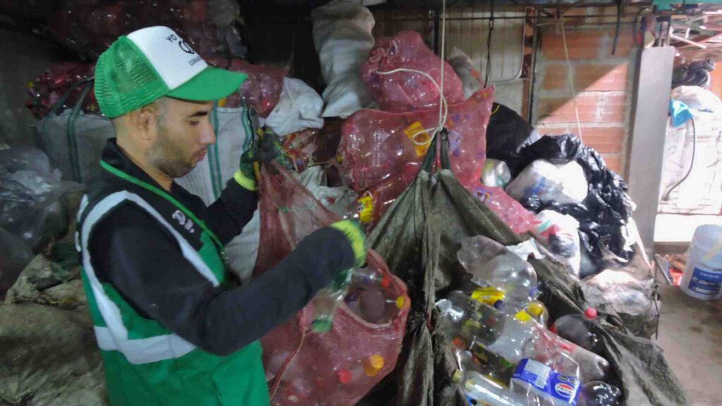 Recicladores en Medellín separando materiales para reciclar