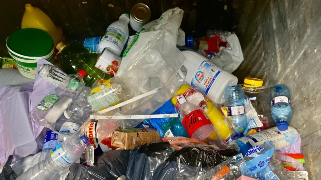 Container con residuos que evidencian contaminación plástica.