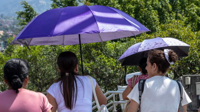 Mujeres con sombrilla por el calor en Medellín y el Valle de Aburrá