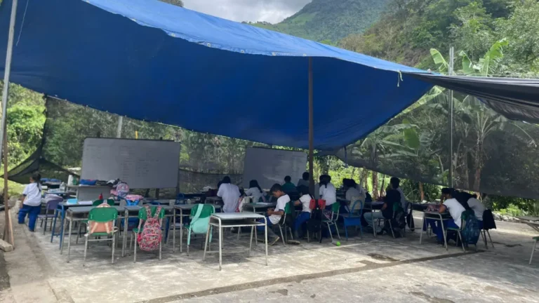Estudiantes en Dabeiba estudian bajo una carpa tras demolición de su escuela.