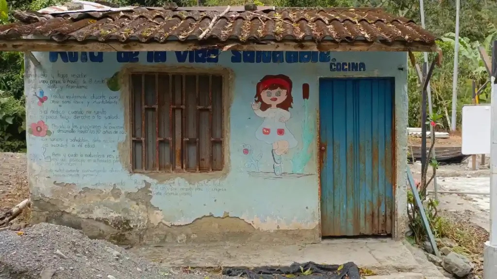 Restos de la infraestructura original de la escuela en la vereda El Retiro, Dabeiba.