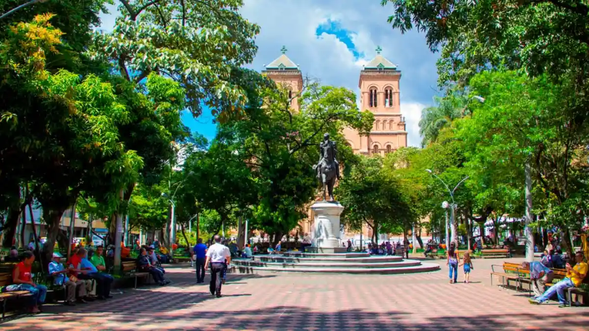 Parque Bolívar de Medellín en un día caluroso en el Valle de Aburrá