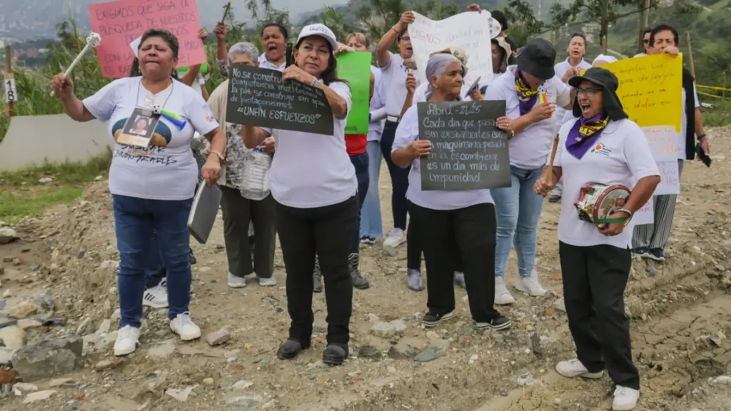 Manifestaci&oacute;n de mujeres buscadoras en La Escombrera, Medell&iacute;n.