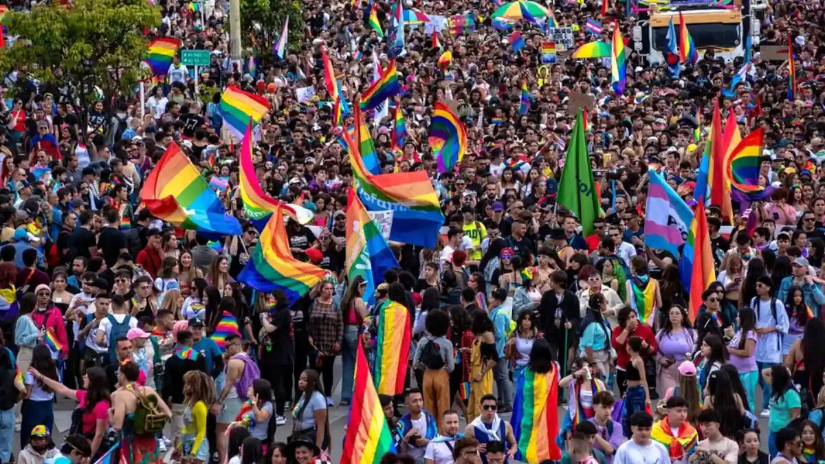 Personas LGBTIQ+ se manifiestan pac&iacute;ficamente en Colombia.