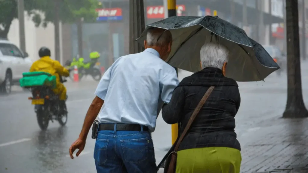 Personas resguard&aacute;ndose de las lluvias en Medell&iacute;n durante el fen&oacute;meno de El Ni&ntilde;o.