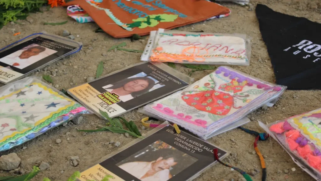 Objetos de memoria de las mujeres buscadoras de la comuna 13 de Medell&iacute;n. 